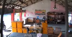 Terekam kamera CCTV aksi 2 pemuda yang nekat mencuri ikan di tempat pelelangan ikan TPI Mangkang Kulon, Semarang, Rabu 18 Oktober 2023. (Sumber : Instagram @kejadiansmg)