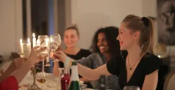 Ilustrasi | Pelajari 11 kebiasaan yang akan membantu Anda menjadi pribadi yang lebih disukai dan menciptakan hubungan positif. (Sumber : Pexels/Andrea Piacquadio)