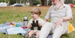 Ilustrasi | hal yang perlu dipertimbangkan sebelum meminta Kakek dan Nenek ikut mengasuh cucunya (Sumber : Freepik)