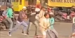 Ilustrasi tawuran. Kreak di Semarang kembali berulah, kali ini di Jalan Suratmo, yang dilakukan oleh segerombolan siswa yang tawuran menggunakan senjata tajam, Kamis 19 Oktober 2023 sore. (Sumber : Instagram @kejadiansmg)