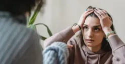 Selalu Bersikap Kritis? Termasuk dalam 8 Perilaku yang Membuat Orang Lain Tidak Menyukai Kita