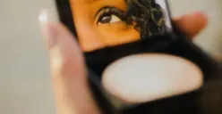 Secara Fisik Masih Bagus, Apakah Aman Memakai Bedak Kedaluwarsa?