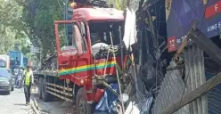 Sebuah Truk Tabrak Warung Pinggil Jalan (Sumber : antara)