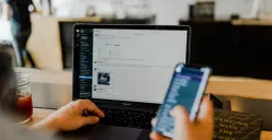 Ilustrasi menggunakan Wifi gratis di tempat umum (Sumber : Unsplash/Austin Distel)