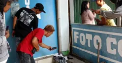 Biadab, mayat bayi dibungkus kresek ditemukan di area depan ruko laundry di Klaten, buntel kresek sempat dikira berisi baju kotor yang hendak dicuci, Senin 23 Oktober 2023. (Sumber : Instagram @infoupdatejateng)