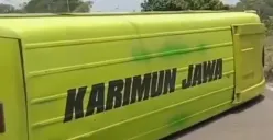 Terjadi kecelakaan di turunan Salib Putih, Kota Salatiga, mobil yang ditumpangi rombongan santri terguling diduga karena mengalami rem blong. (Sumber : Instagram @rasikausa)