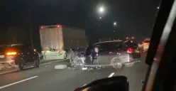 Terjadi kecelakaan yang melibatkan sebuah mobil dan truk di tanjakan Tol Krapyak-Jatingaleh pada Senin 23 Oktober 2023 malam, tak ada korban jiwa. (Sumber : Instagram @infokejadian_salatiga)