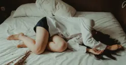 Ilustrasi sakit perut akibat GERD (Sumber : Unsplash/Yuris Alhumaydy)