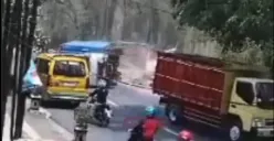Detik-detik Truk Terguling di Tanjakan Bukit Manyaran Permai, Jalan Penuh Tumpahan Solar