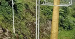 penampakan jembatan kaca pecah di The Geong Hutan Pinus Limpakuwus, Sumbang, Kabupaten Banyumas (Sumber : instagram @undercover.id)