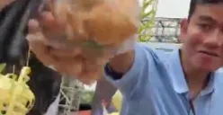 Bukan kaos, Gibran Rakabuming malah bagikan tahu pong ke pendukung (Sumber : Twitter/@zarryhendrik)