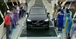 Viral Video Uji Jembatan Kaca di Zhangjiajie China, Publik: Yang Tiruan Indonesia Sudah Makan Korban (Sumber : Instagram/@fyifact)