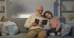 Temukan tradisi keluargamu dengan 10 pertanyaan penting untuk kakek-nenek. (Sumber : Pexels/Tima Miroshnichenko)