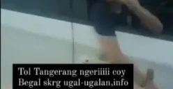 Ngeri! Viral Video Diduga Begal Tol Naik Mobil Brio Putih, Ancam Pengguna Jalan Lain Pakai Parang