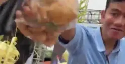 Kocak! Begini Momen Gibran Rakabuming Bagikan Tahu Pong ke Pendukung: Nggak Bisa Request Risol Mas?