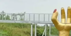 Tak Cuma di Banyumas, Ini Deretan Wisata Jembatan Kaca Indonesia yang Kerap Disambangi Wisatawan