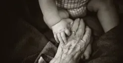 Mengapa Sifat Orang Tua Kembali Seperti Anak Kecil? Berikut Penjelasannya