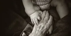 Ilustrasi orang tua dan anak kecil (Sumber : Unsplash/Rod Long)