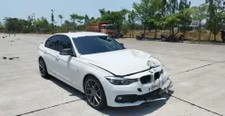 Terjadi kecelakan di POJ City Marina Semarang, adu banteng antara mobil BMW dengan motor bebek, berakhir 1 orang tak sadarkan diri, Jumat 27 Oktober 2023. (Sumber : Instagram @kejadiansmg)