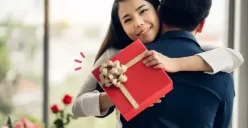 Ilustrasi. Pasangan yang kerap memberi hadiah bisa jadi tanda ia pasangan love bombing, waspada! (Sumber : Freepik)