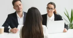 Ilustrasi | Gestur saat interview yang dapat membuat Anda makin bersinar (Sumber : Freepik/yanalya)