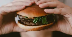 Ilustrasi makan junk food (Sumber : Unsplash/Szabo Viktor)