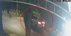 Terekam CCTV insiden tabrak lari di dekat Sam Poo Kong Semarang, pengemudi mobil BMW putih menabrak mobil lainnya yang berwarna serupa, Minggu 29 Oktober 2023 dini hari. (Sumber : Instagram @kejadiansmg)