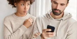 Ilustrasi pacar cemburu ketika melihat kekasihnya bertukar pesan dengan orang lain (Sumber : Freepik/Wayhomestudio)