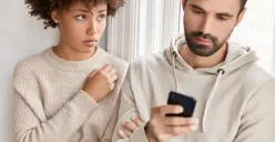 Tips Menghadapi Pacar Cemburu saat Kita Chat dengan Orang Lain