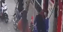 Viral video yang memperlihatkan aksi seorang pria yang mengisi BBM di SPBU Pongangan Gunungpati yang menjambak rambut petugas pom bensin, Senin 30 Oktober 2023. (Sumber : Instagram @kejadiansmg)