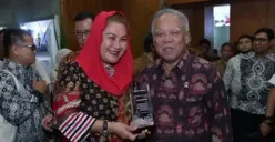 Mbak Ita terima penghargaan dari menteri PUPR (Sumber : antara)