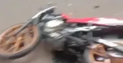 Detik-detik kecelakaan di Karetan, Sembir, Kota Salatiga, melibatkan motor dan mobil terjadi pada Selasa 31 Oktober 2023 sore hari. (Sumber : Instagram @leeroysteve)