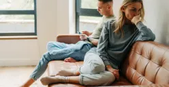 Ilustrasi. Beda stashing dan backstreet, lebih bahaya mana dalam hubungan percintaan? (Sumber : Pinterest)