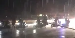 Beberapa tiang listrik roboh imbas hujan disertai angin kencang terjadi di Jalan Pantura Demak-Semarang, tepatnya di dekat PT Glory Karangtengah, Jumat 3 November 2023 petang. (Sumber : Instagram @patwaldemak)