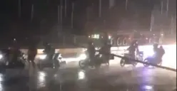 Waspada Beberapa Tiang Listrik Roboh di Jalan Pantura Demak-Semarang Imbas Hujan Angin Kencang