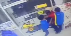 Jadi sorotan, aksi 2 karyawan minimarket Indomaret di Jalan Lawu Timur Karanganyar menggagalkan aksi perampok yang membawa senjata untuk merampok toko, Sabtu 5 November 2023. (Sumber : Instagram @zonagrobogan)