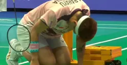 Apriyani Rahayu cedera diduga karena salah menapakkan kakinya saat mendarat seusai melakukan lompatan untuk mengembalikan bola ke lawan di final Hylo Open 2023, Minggu 5 November 2023. (Sumber : BWF)