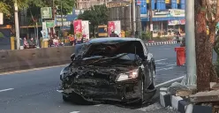 Kecelakaan melibatkan mobil dan motor terjadi di depan Universitas Ngudi Waluyo, Ungaran, pada Rabu 8 November 2023 pagi. (Sumber : Instagram @kejadiansmg)