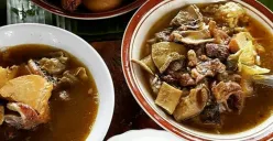 Kare Kambing Nyoto, salah satu tempat makan dekat Stadion GBT (Sumber : Instagram/@liliksuliyani)