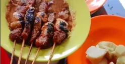 Sate Klopo Ondomohen Ibu Asih khas Surabaya (Sumber : Instagram/@sateklopoondomohenibu)