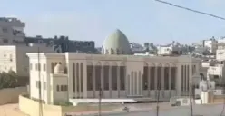Sebuah masjid yang terletak di Bani Suhaila, Khan Younis, Jalur Gaza Selatan, hancur akibat serangan bom militer oleh Israel.