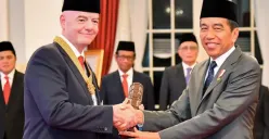 Berpeci saat Terima Bintang Jasa Pratama dari Presiden Jokowi, Ini Profil Gianni Infantino Presiden FIFA (Sumber : Instagram/@Gianni Infantino)