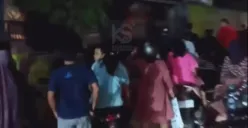 Kecelakaan tunggal terjadi di Campurejo, Boja, Kendal, pada Minggu 12 November 2023 malam, melibatkan sebuah mobil yang terperosok ke dalam selokan di permukiman warga. (Sumber : Instagram @kejadiansmg)