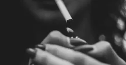 Momen Dian Sastro Sebat di Gadis Kretek Jangan Ditiru, Ini Bahaya Rokok Bagi Kesehatan Wanita