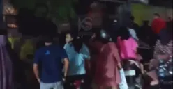 Kecelakaan di Boja: Mobil Nyungsep di Selokan Jadi Tontonan Warga