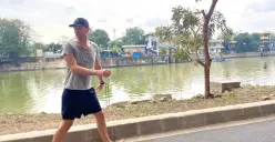 Vokalis Coldplay Chris Martin nyeker setelah tiba di Jakarta. Salah satu manfaat dari jalan tanpa alas kaki adalah meredakan cemas.