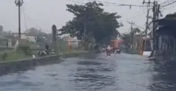 Musim hujan tiba, pengendara waspada jalan yang digenangi air hujan. Di Kota Semarang, ada 2 titik yang wajib diwaspadai saat hujan turun. (Sumber : Mamat Lubis)