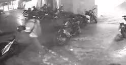 Padahal Naik Motor Mahal, Rekaman CCTV Maling Helm di Semarang Ini Bikin Publik Elus Dada (Sumber : Instagram/@infokejadian_semarang)