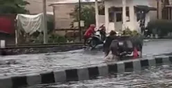 Banjir di Jalan Kaligawe tepatnya di exit Tol Kaligawe tikungan Kubro, imbas hujan deras pada Selasa 14 November 2023 malam. (Sumber : Instagram @kejadiansmg)