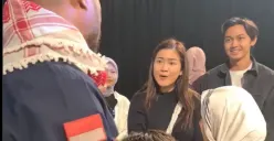 Felicya Angelista dan Caesar Hito semringah menyambut anak Gaza, Palestina, Filind Onim, yang dievakuasi ke Indonesia. (Sumber : Instagram @bangonim)